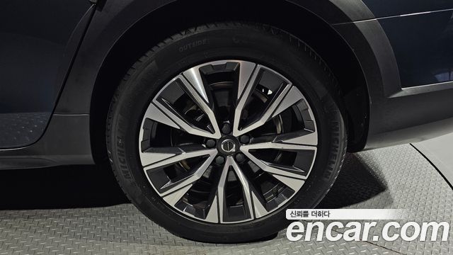 Volvo V90 Cross Country B5 Pro AWD 2021 — фото 27
