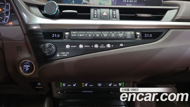 Lexus ES300h (VII) Luxury 2019 — фото 16