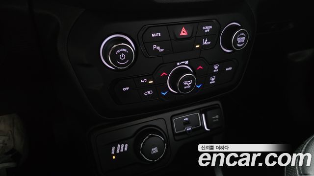 Jeep Renegade 2.4 80th Edition AWD 2021 — фото 17