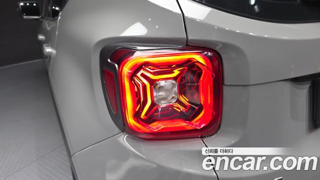 Jeep Renegade 2.4 80th Edition AWD 2021 — фото 23