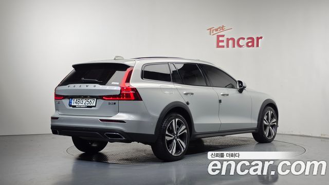 Volvo V60 Cross Keonteuri (II) B5 Pro AWD 2021 — фото 2