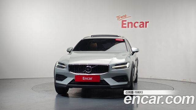 Volvo V60 Cross Keonteuri (II) B5 Pro AWD 2021 — фото 3
