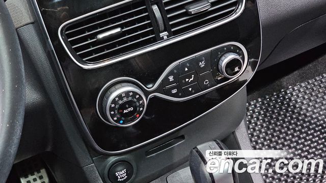 Renault Korea Clio Intens Panoramic 2019 — фото 18