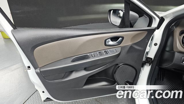 Renault Korea Clio Intens Panoramic 2019 — фото 24