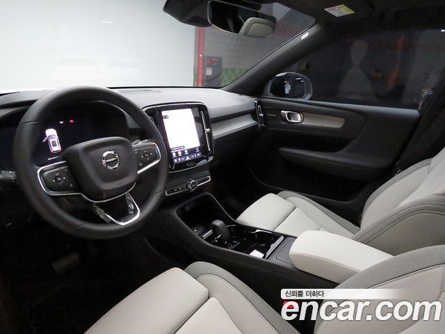 Volvo EX40 Ultra 2025 — фото 15