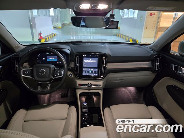 Volvo XC40 B4 Ultra Bright 2025 — фото 7