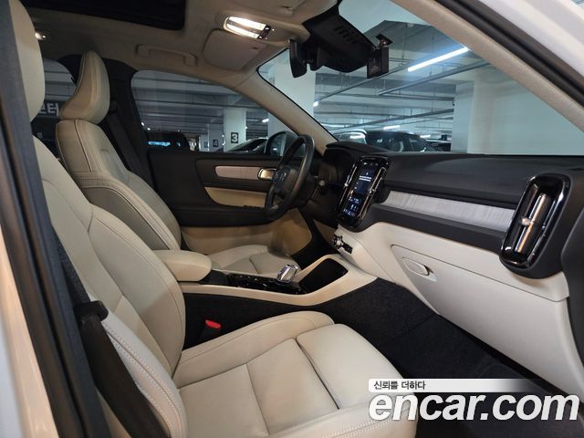 Volvo XC40 B4 Ultra Bright 2025 — фото 9