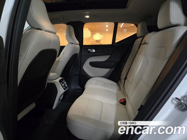 Volvo XC40 B4 Ultra Bright 2025 — фото 10