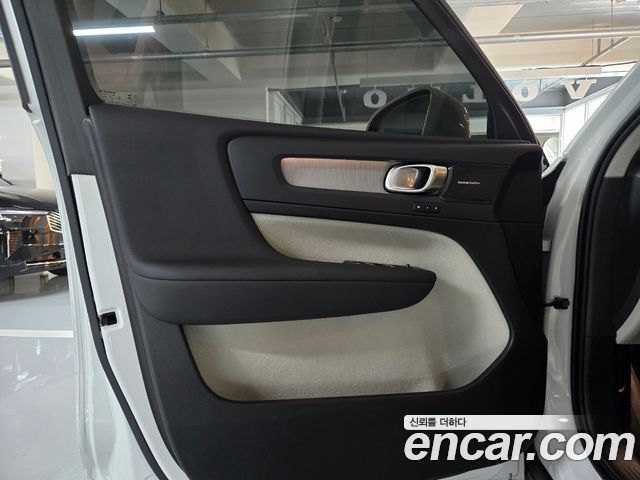 Volvo XC40 B4 Ultra Bright 2025 — фото 15