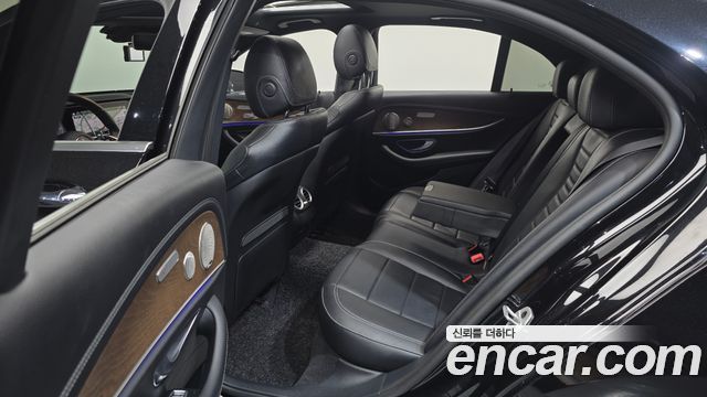 Mercedes-Benz E-Class (W213) E220d 4MATIC Exclusive 2022 — фото 12