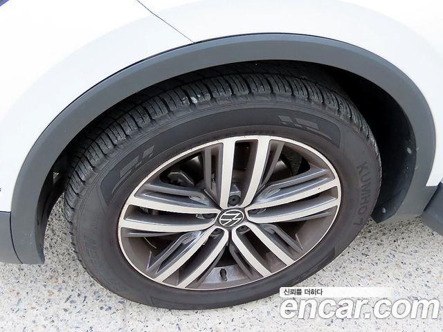 Volkswagen Tiguan Allspace 2.0 TSI Prestige 2023 — фото 24