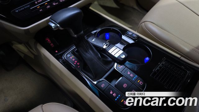 Kia Carnival 9-Seater Hi-Limousine Noblesse Special 2019 — фото 9