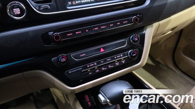 Kia Carnival 9-Seater Hi-Limousine Noblesse Special 2019 — фото 17