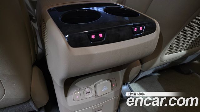 Kia Carnival 9-Seater Hi-Limousine Noblesse Special 2019 — фото 19