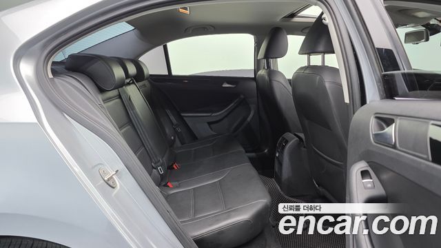 Volkswagen Jetta 2.0 TDI BlueMotion Premium 6th 2015 — фото 16