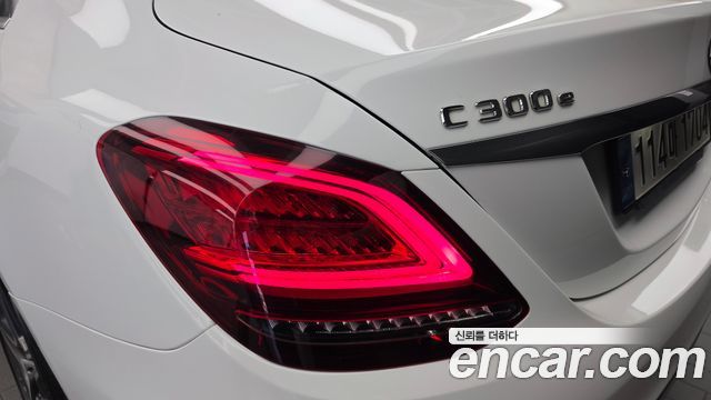 Mercedes-Benz C-Class (W205) C300e 4MATIC AMG Line 2020 — фото 23