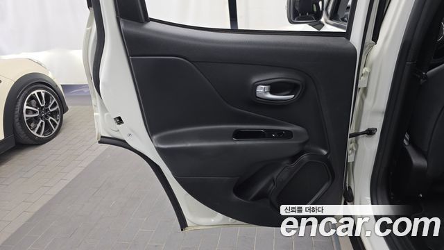 Jeep Renegade 2.4 Limited 2019 — фото 25