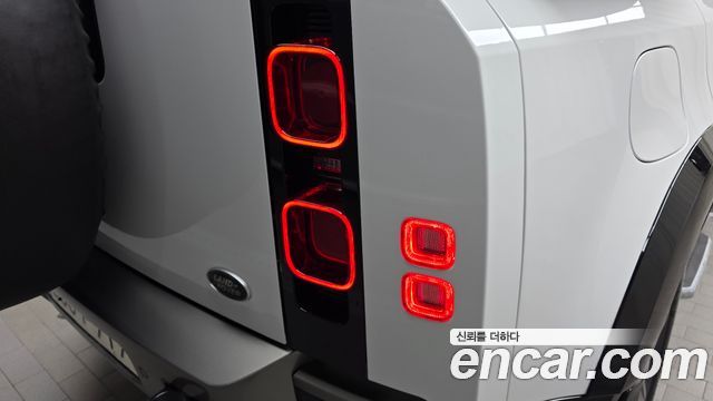 Land Rover Defender (L663) 110 P300 X-Dynamic SE 2022 — фото 23