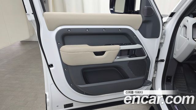Land Rover Defender (L663) 110 P300 X-Dynamic SE 2022 — фото 24