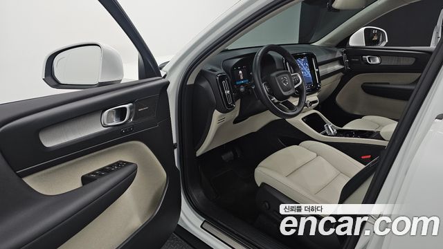 Volvo XC40 B4 Ultra Bright 2025 — фото 11