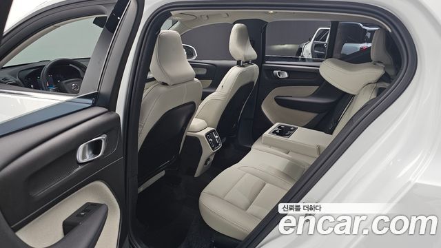 Volvo XC40 B4 Ultra Bright 2025 — фото 12