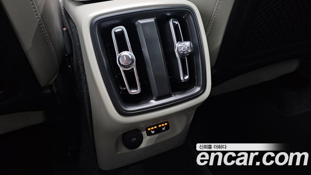Volvo XC40 B4 Ultra Bright 2025 — фото 19