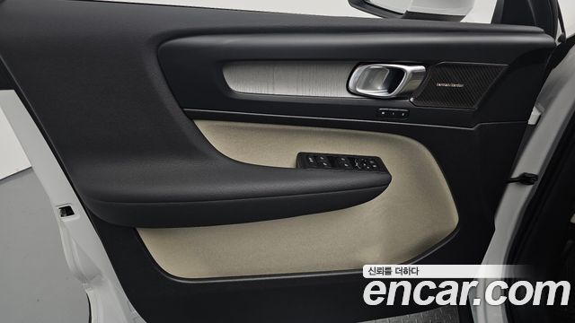 Volvo XC40 B4 Ultra Bright 2025 — фото 24