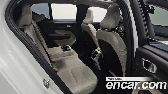 Volvo XC40 B4 Ultra Bright 2025 — фото 26