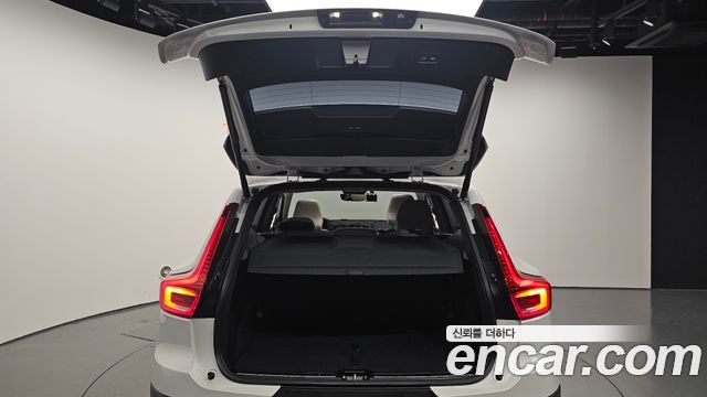 Volvo XC40 B4 Ultra Bright 2025 — фото 27
