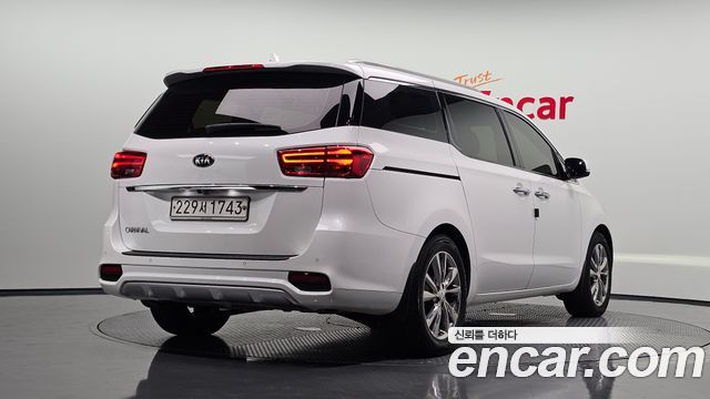 Kia Carnival 9-Seater Prstige 2019 — фото 2
