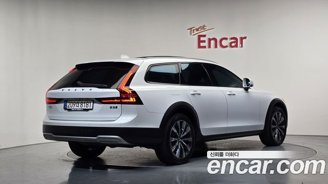 Volvo V90 Cross Country B5 Pro AWD 2021 — фото 2