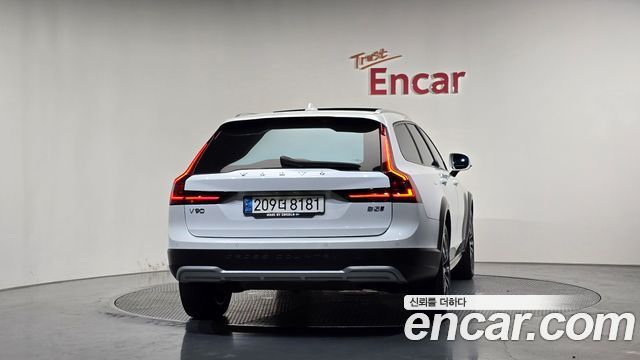 Volvo V90 Cross Country B5 Pro AWD 2021 — фото 4