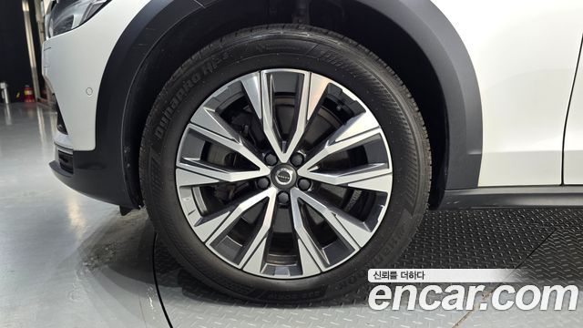Volvo V90 Cross Country B5 Pro AWD 2021 — фото 5