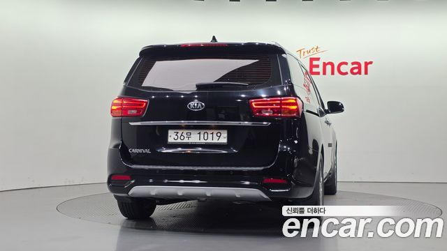 Kia Carnival 9-Seater Prstige 2019 — фото 4