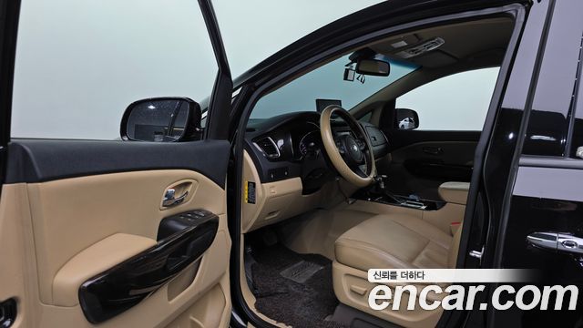 Kia Carnival 9-Seater Prstige 2019 — фото 10