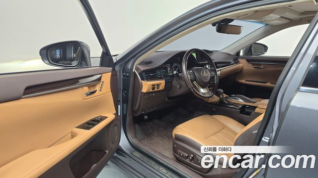 Lexus ES300h premium XV60 2018 — фото 10