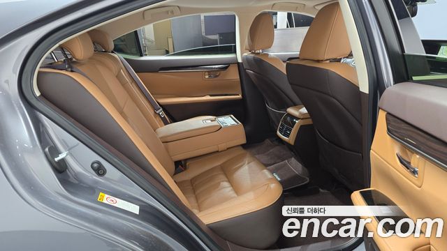 Lexus ES300h premium XV60 2018 — фото 11
