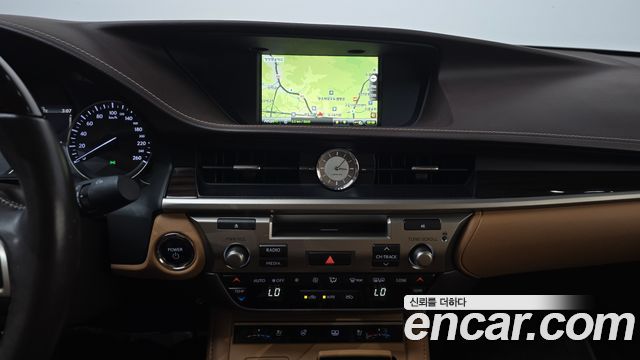 Lexus ES300h premium XV60 2018 — фото 13