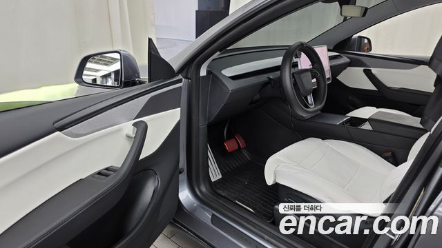 Tesla Model Y Long Range AWD 2025 — фото 10