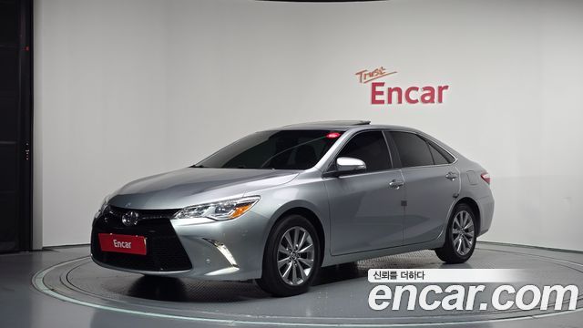 Toyota Camry 2.5 XLE 2017 — фото 1