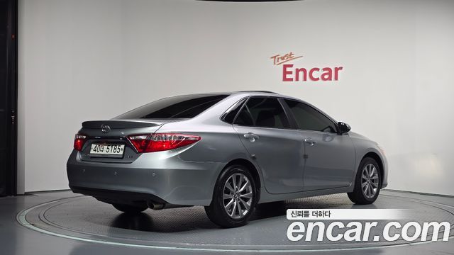 Toyota Camry 2.5 XLE 2017 — фото 2