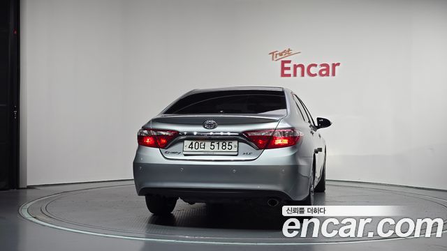 Toyota Camry 2.5 XLE 2017 — фото 4