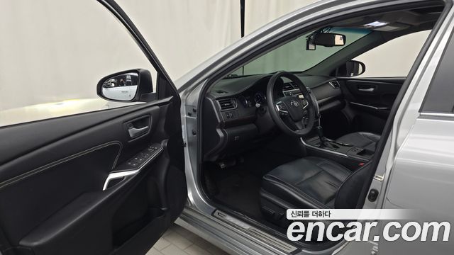 Toyota Camry 2.5 XLE 2017 — фото 10