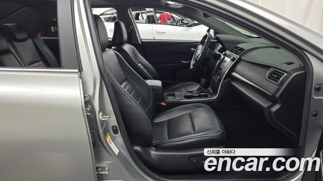 Toyota Camry 2.5 XLE 2017 — фото 11