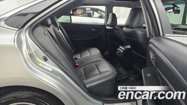 Toyota Camry 2.5 XLE 2017 — фото 12