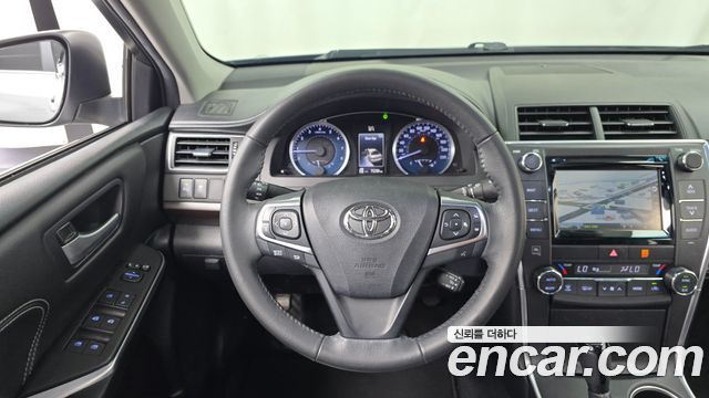 Toyota Camry 2.5 XLE 2017 — фото 13