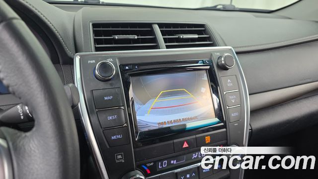 Toyota Camry 2.5 XLE 2017 — фото 15