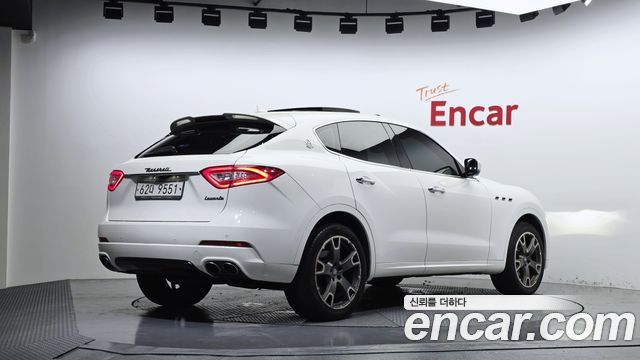 Maserati Levante 3.0 Diesel AWD Sport 2017 — фото 2