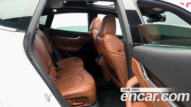Maserati Levante 3.0 Diesel AWD Sport 2017 — фото 12