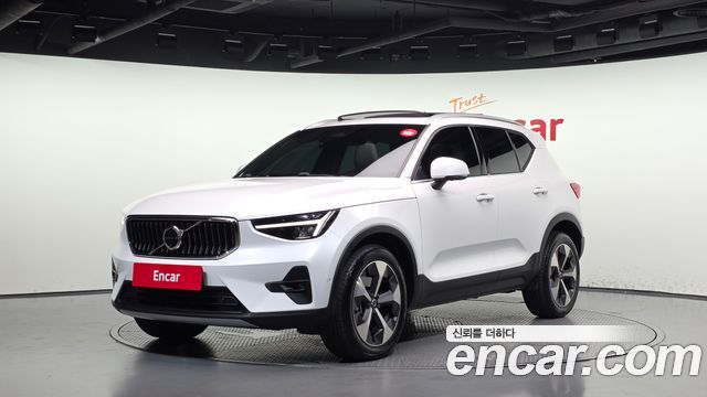 Volvo XC40 B4 Ultimate Bright 2023 — фото 1